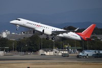名古屋空港を離陸する三菱航空機のスペースジェット試験機＝2020年3月18日、兵藤公治撮影
