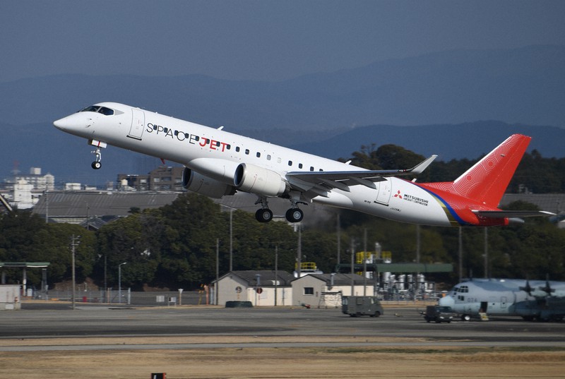 名古屋空港を離陸する三菱航空機のスペースジェット試験機＝2020年3月18日、兵藤公治撮影