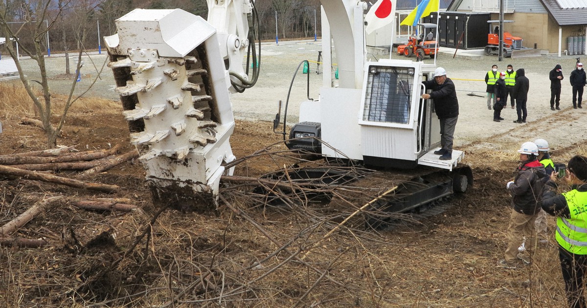 日立建機　地雷除去機 工兵の100倍の早さで」ウクライナ非常事態庁職員 日本製の地雷除去機を視察