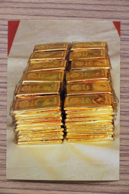 課長「えーっ!!」 人口3000人の村に金60kg、5億円分を寄付 | 毎日新聞