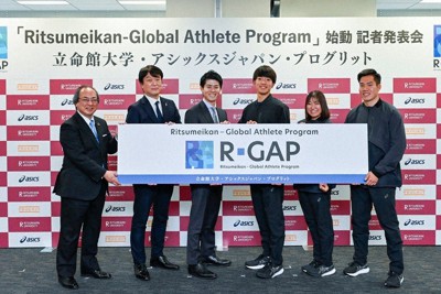 「Ritsumeikan-Global Athlete Program」記者発表会　仲谷学長（左）、小林社長（左から2番目）、岡田社長（同3番目）、川元莉々輝さん（右から3番目）、松尾季奈さん（同2番目）、岩田駿亮さん（右）