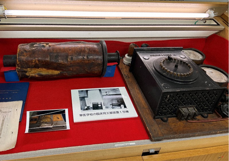 自衛隊衛生学校長チャレンジ お宝拝見：国内最古のエックス線装置 陸上自衛隊衛生学校 | 毎日新聞