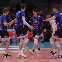 バレーボールのイタリア1部リーグ・セリエAのピアチェンツァ戦で胸の「14」の下に主将を意味する白い線が入ったユニホームを着てプレーする石川祐希（中央）＝イタリアで2023年2月12日（セリエA提供）