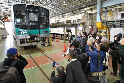 JR西日本の車両基地・工場「吹田総合車両所」の見学ツアーで電車を撮影する参加者ら＝大阪府吹田市で2022年11月20日午前11時51分、清水晃平撮影