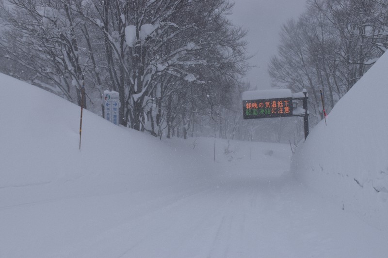 小雪 今季全国初の積雪4m超、青森・酸ケ湯で 津軽地方の一部に大雪警報