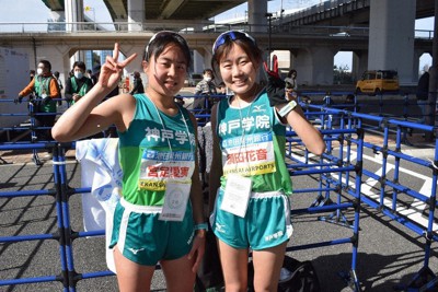 走り終えてたたえ合う須田さん（右）と宮定さん
