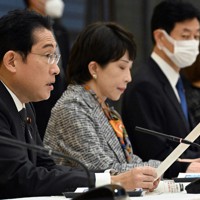 経済安全保障推進会議でセキュリティークリアランス導入に向けた検討を指示する岸田文雄首相（左）。左から2人目は高市早苗経済安全保障担当相＝首相官邸で2023年2月14日午前8時33分、竹内幹撮影