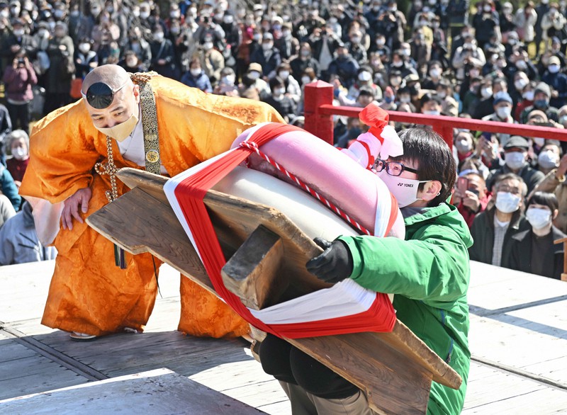 世界遺産の醍醐寺で「餅上げ力奉納」 [写真特集2/10] | 毎日新聞