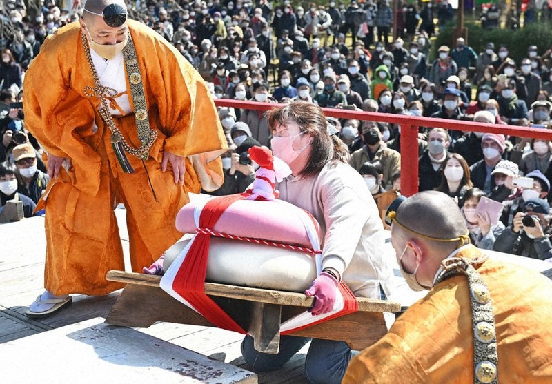 5分間、モチ上げて 京都・醍醐寺 | 毎日新聞