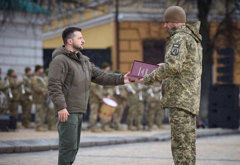 ゼレンスキー氏、国民を鼓舞 「1年耐えた。我々は明日も戦う」 | 毎日新聞