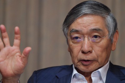 毎日新聞のインタビューに答える日銀の黒田東彦総裁＝東京都中央区で2017年8月17日、西本勝撮影
