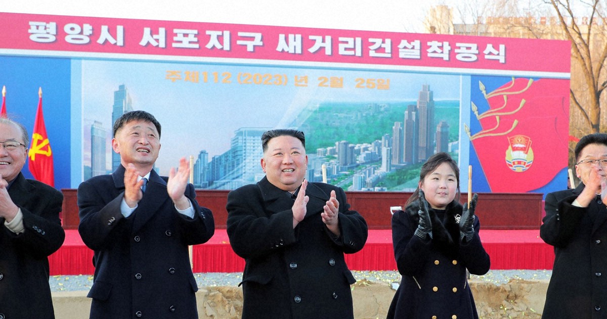金正恩氏、今度は着工式に娘と登場 世襲示唆で忠誠高める狙いか | 毎日新聞