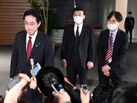 岸田文雄首相（左）の記者団の取材対応に立ち会う荒井勝喜首相秘書官（右）＝首相官邸で2023年2月3日、竹内幹撮影