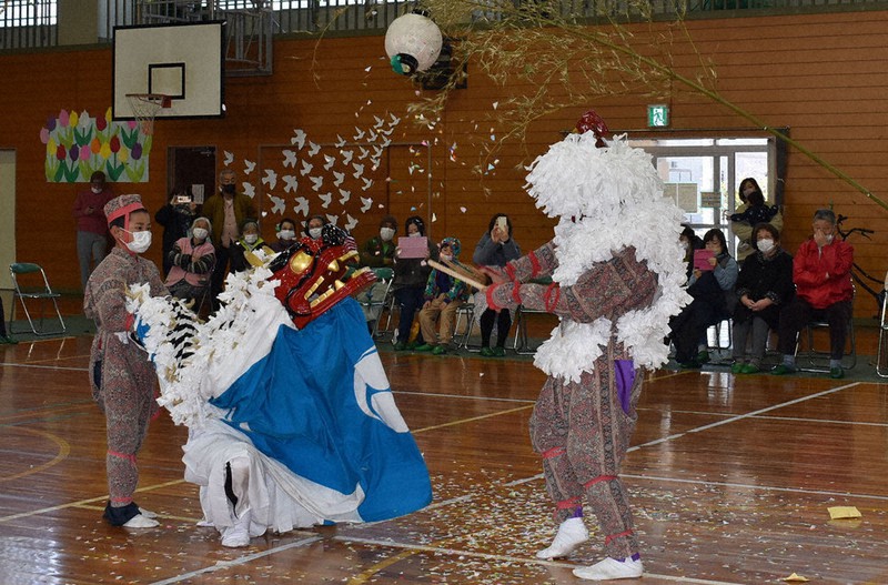 獅子舞い 伝統の獅子、頭をがぶり 初午祭、各地で厄よけ祈願 ／三重 | 毎日新聞