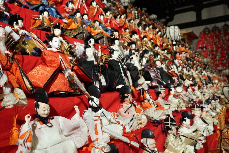 愉快にダンス、おひな様 3500体の大雛曼荼羅 高取・壺阪寺 ／奈良