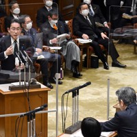 参院予算委員会で立憲民主党の杉尾秀哉氏（手前右）の質問に答える岸田文雄首相（左）＝国会内で2023年3月1日午前10時3分、竹内幹撮影