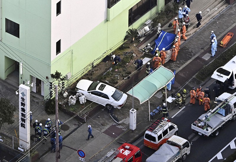 大阪・生野区の病院に車突っ込む 2人死亡 [写真特集3/7] | 毎日新聞