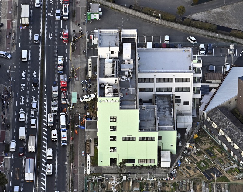 大阪・生野区の病院に車突っ込む 2人死亡 [写真特集1/7] 毎日新聞