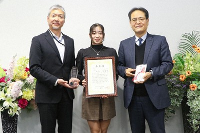 愛知理事長（左）　大西さん（中央）辻中学長（右）