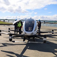 試験飛行した「空飛ぶクルマ」＝大阪府高槻市で2023年3月2日午後2時47分、宮川佐知子撮影