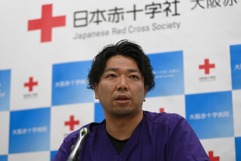 ウクライナへの派遣を前に記者会見する大阪赤十字病院の薬剤師、仲里泰太郎さん＝大阪市天王寺区で2023年3月2日午前10時18分、久保玲撮影