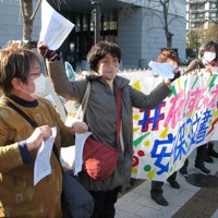 政府の防衛力強化方針に抗議し、安保関連3文書のコピーを破る市民ら＝東京都千代田区で2023年3月3日午後3時13分、木村健二撮影