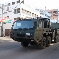 石垣島の市街地を走行し、駐屯地予定地に向かう自衛隊車両＝沖縄県石垣市で2023年3月5日午前8時21分、比嘉洋撮影