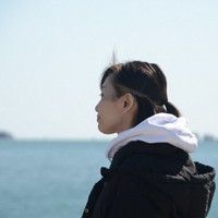 津波で母と祖父母を亡くした斎藤美恵さん。生き残った長女とともに「毎日を大事にしていこう」と決めている＝宮城県の海岸で2023年2月27日午前11時8分、土江洋範撮影