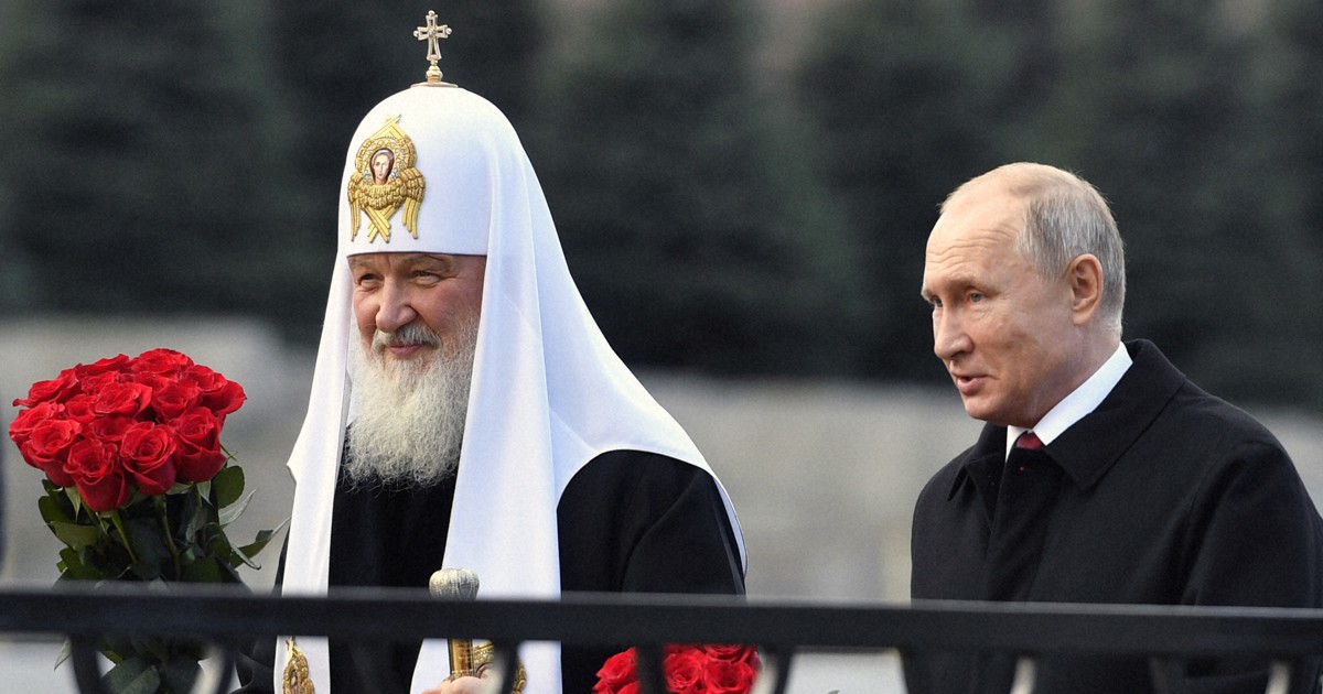 並んで歩くロシアのウラジーミル・プーチン大統領（右）とロシア正教会のキリル総主教＝モスクワで2018年11月4日、AP