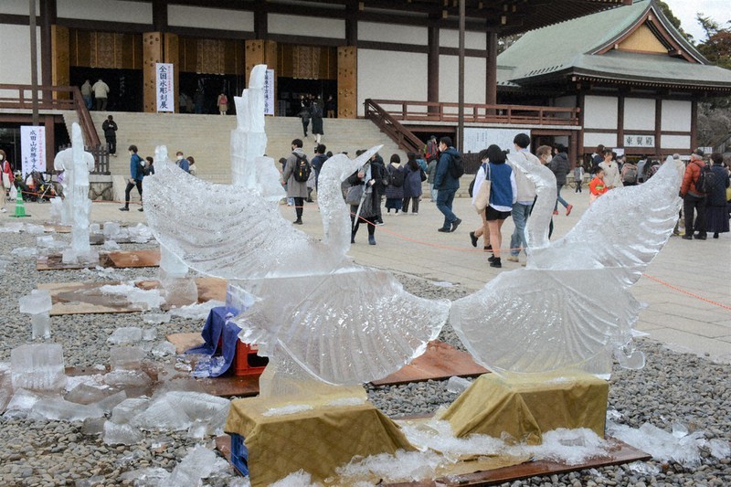 氷の塊、鶴に変身 成田山新勝寺で彫刻競技会 ／千葉 | 毎日新聞