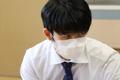 A級順位戦プレーオフで、広瀬章人八段との対局に臨む藤井聡太王将＝東京・千駄ケ谷の将棋会館で2023年3月8日午後、三浦研吾撮影