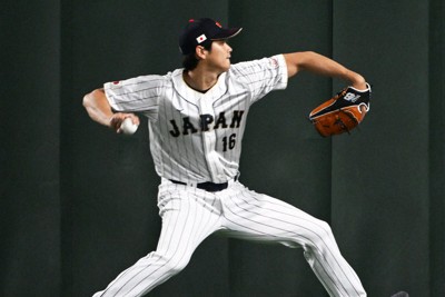 初戦の前日練習で壁に向けてボールを投げ調整する日本代表の大谷翔平選手＝東京ドームで2023年3月8日、西夏生撮影