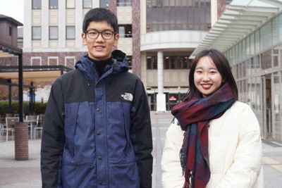 ウクライナに冬服・防寒具を届ける支援企画を行った中村さん（左）と西村さん