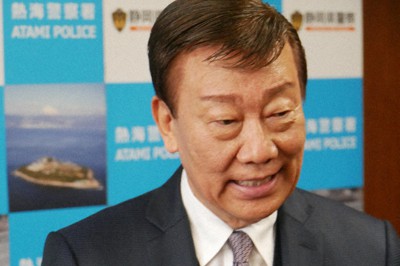 運転免許証を返納後、運転経歴証明書を受け取った橋幸夫さん＝静岡県警熱海署で2023年3月8日、長沢英次撮影