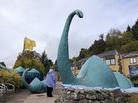ネス湖畔にあるネッシーのオブジェ。「いない」ことを完全に証明するのは難しい=英スコットランド・ネス湖畔で2022年10月11日、篠田航一撮影