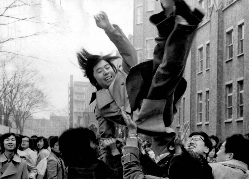 春から東大」ツイッターで桜咲く 掲示板前の胴上げ、今は昔 | 毎日新聞