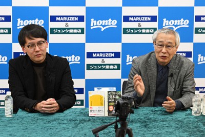 対談する斎藤幸平さん（左）と佐伯啓思さん＝大阪市北区で2023年2月19日、大西岳彦撮影