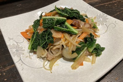 蕎麦人弁慶で提供されるディノケールの野菜炒め