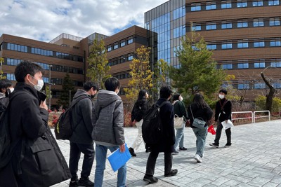 入学時に利用する施設を中心に在学生がキャンパスツアーをする様子