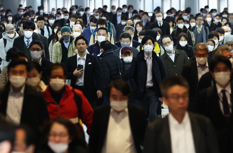 In Photos Most commuters in Tokyo still wearing masks on 1st day of eased rules The Mainichi