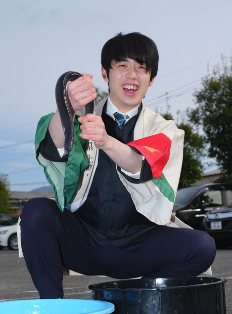 藤井聡太 勝利をつかみ、ウナギもつかむ 王将戦勝者の記念撮影