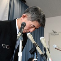 海上自衛隊の1等海佐が特定秘密をOBに漏えいしたとして、記者会見で謝罪する酒井良・海上幕僚長＝東京都新宿区の防衛省で2022年12月26日午後2時27分、幾島健太郎撮影