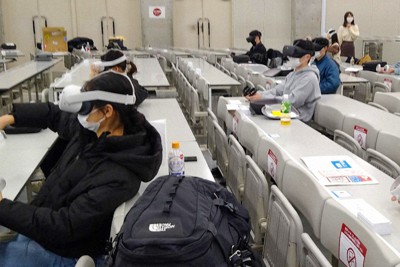試験導入されたVR英会話アプリを体験する学生たち