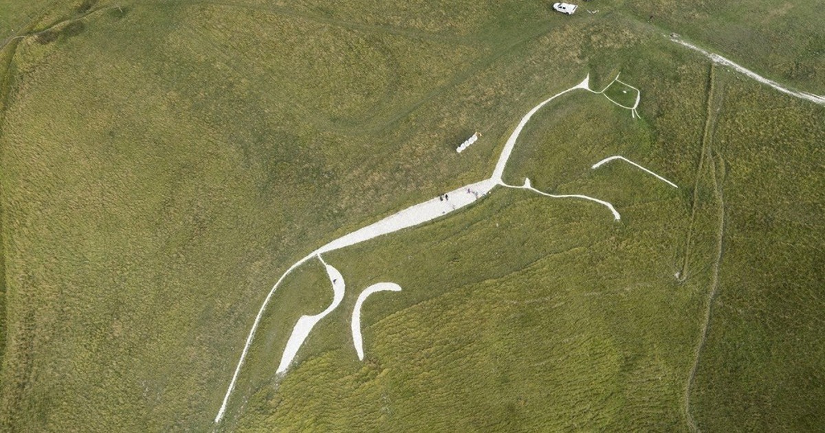 地上絵ストーン 謎の英国古代史を歩く：／上 最古の道沿い、白馬の地上絵 ストーン
