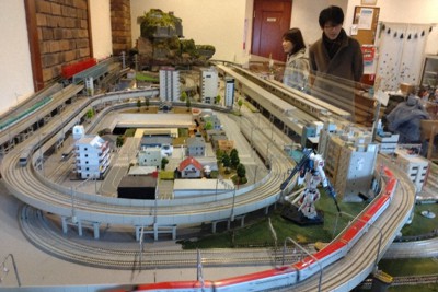 「レイアウトカフェJB＋」のジオラマ。手前は秋田新幹線「こまち」＝神戸市須磨区で2023年2月24日午後2時13分、桜井由紀治撮影