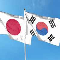 日本と韓国の国旗＝ゲッティ