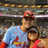 米大リーグではカージナルスで活躍するヌートバー選手（左）と母久美子さん＝久美子さん提供