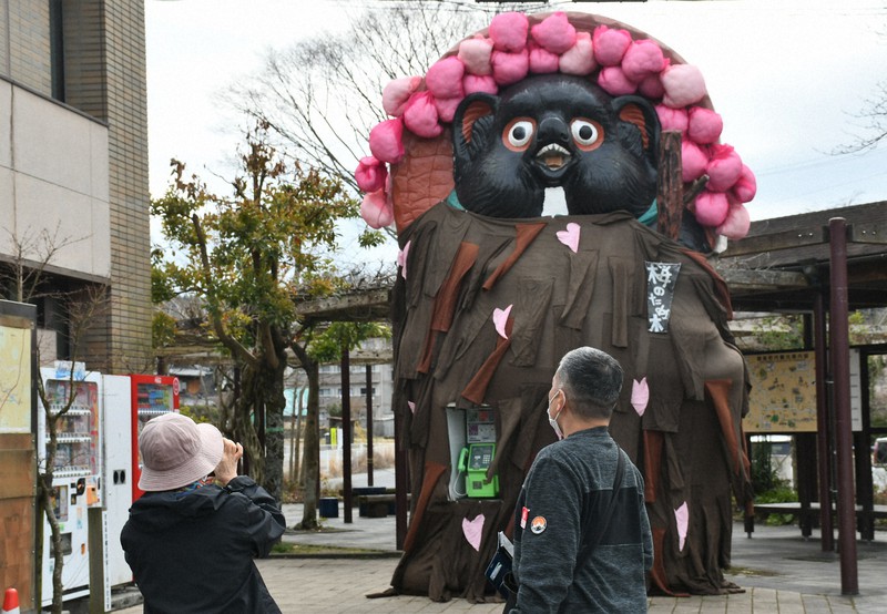 巨大タヌキ像も脱マスク 滋賀・信楽駅前で桜の木に化けてお出迎え