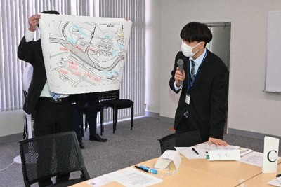 災害図上訓練で危険な箇所や避難場所などを報告する学生