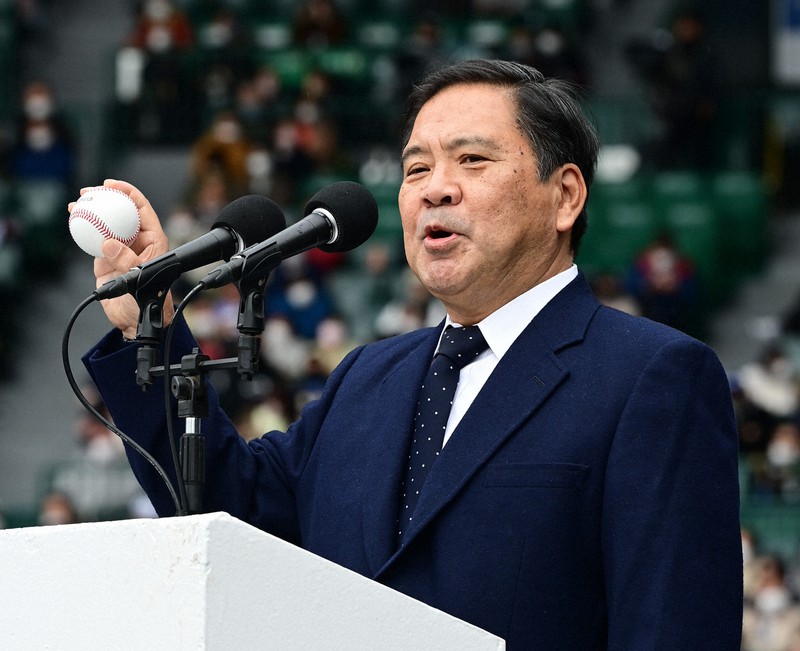 高野連会長、白球を持ってあいさつ「ボールと仲良く」 センバツ | 毎日新聞